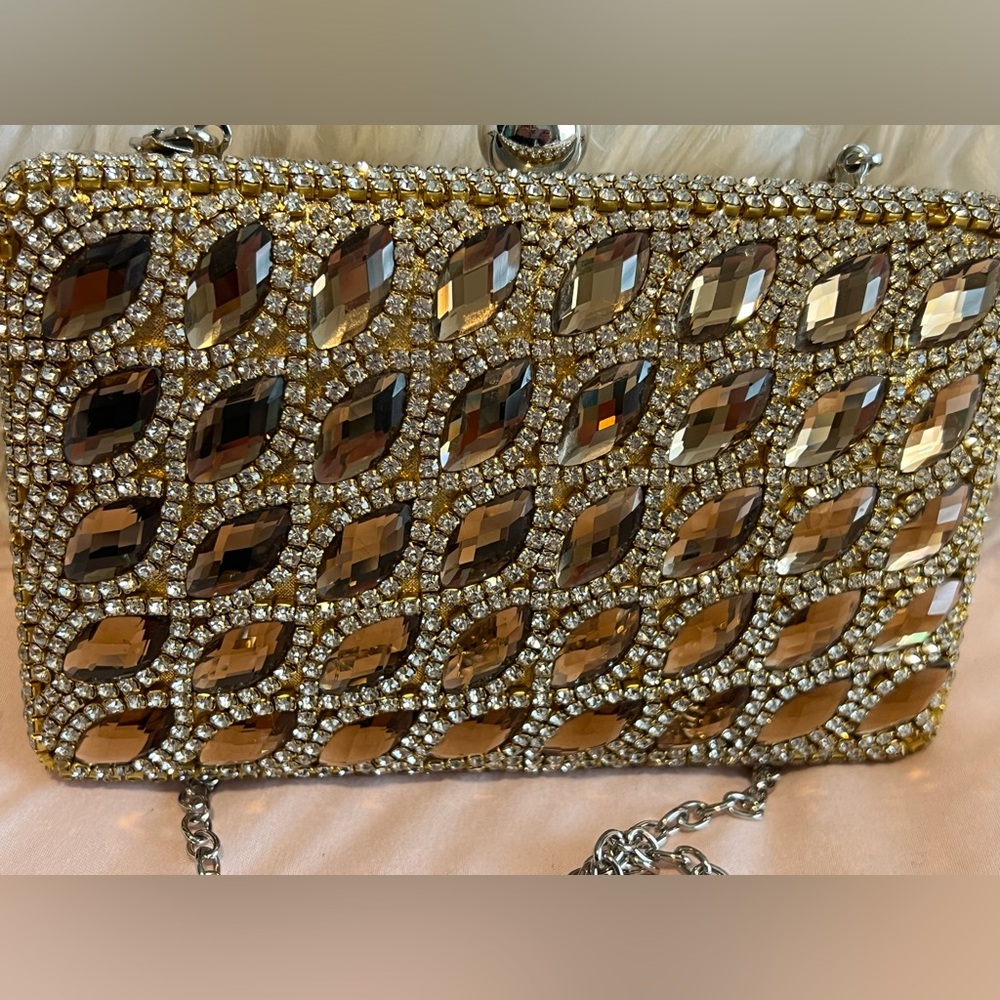 Elegant Gold and Silver Bag - Picture 3 of 10